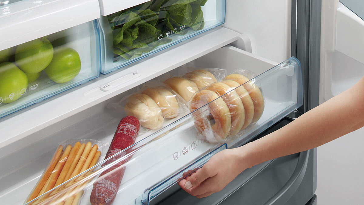 Keep your food fresh in adjustable temperature drawers